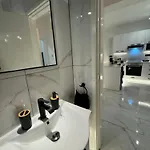 Spacious 1 Bedroom Flat In Foinikoudes! 라르나카