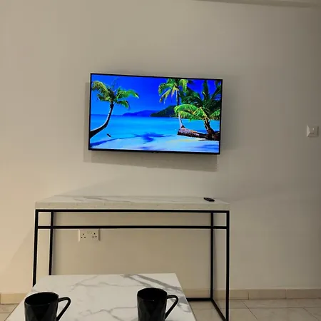 Spacious 1 Bedroom Flat In Foinikoudes! شقة