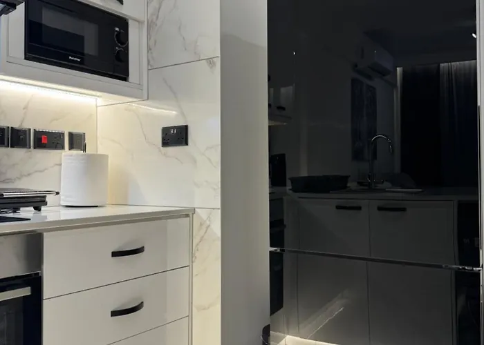 Apartmán Spacious 1 Bedroom Flat In Foinikoudes! Larnaca