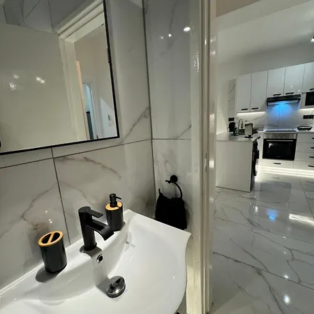 Spacious 1 Bedroom Flat In Foinikoudes! 라르나카