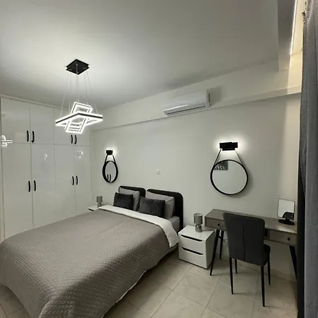 Spacious 1 Bedroom Flat In Foinikoudes! 라르나카