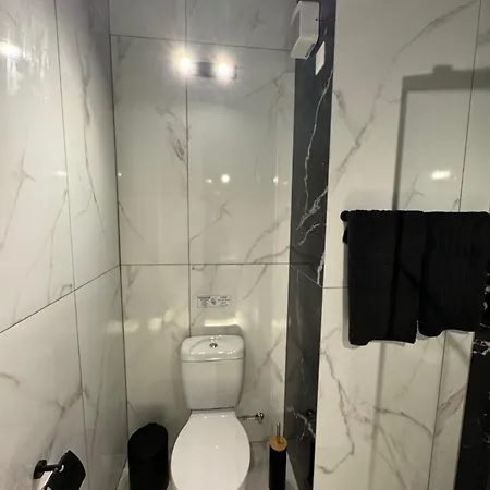 Spacious 1 Bedroom Flat In Foinikoudes! * 라르나카